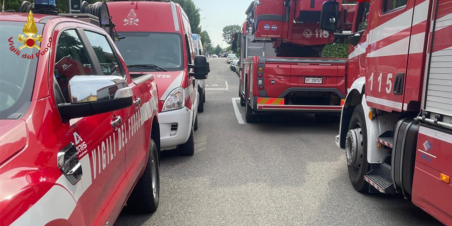 Milano, incendio capannone