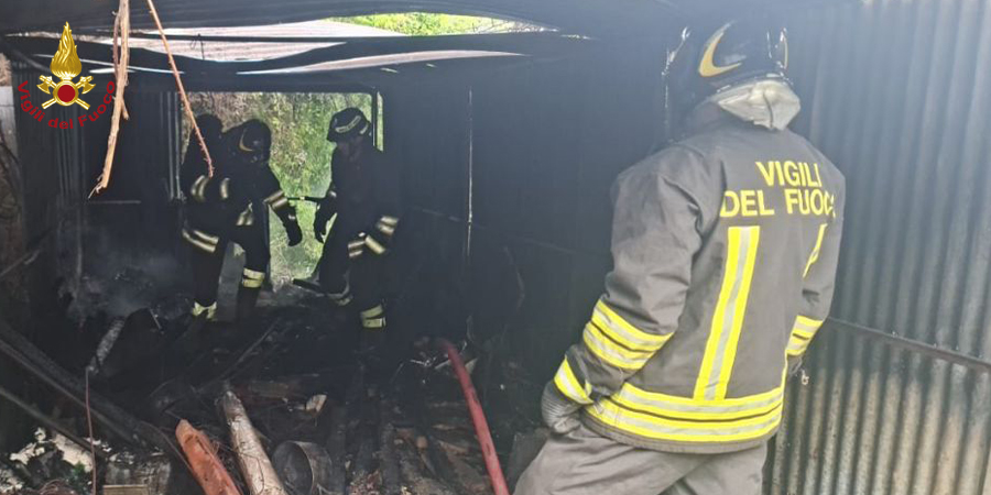 Perugia, incendio capannone a Gubbio