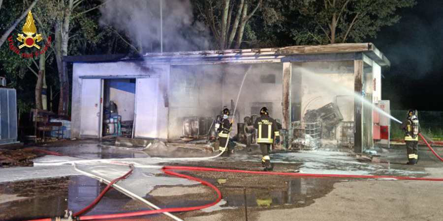 Pordenone, incendio distillato solventi