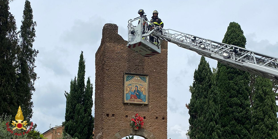 I Vigili del fuoco omaggiano la Madonna del Divino Amore
