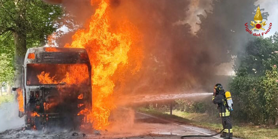 Padova, automezzo pesante prende fuoco