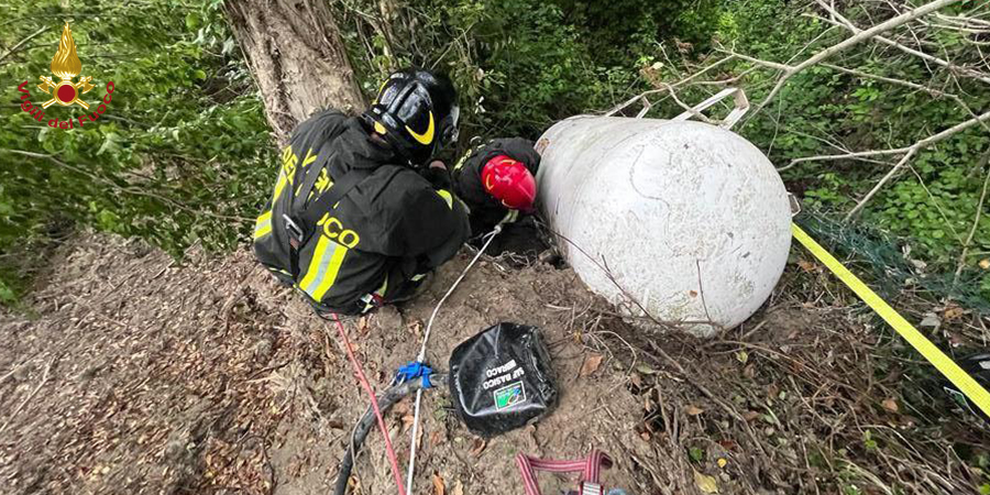 orlì Cesena, messa in sicurezza di una bombola di GPL orlì Cesena, messa in sicurezza di una bombola di GPL
