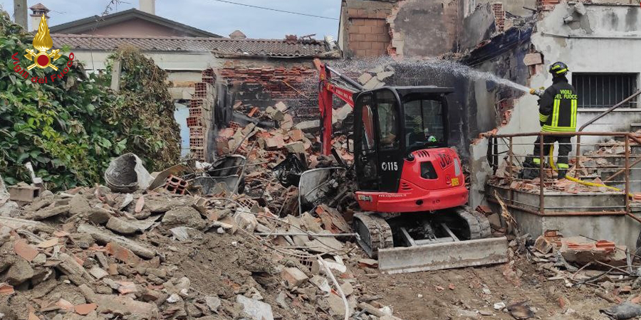Verona, in fiamme un'autorimessa