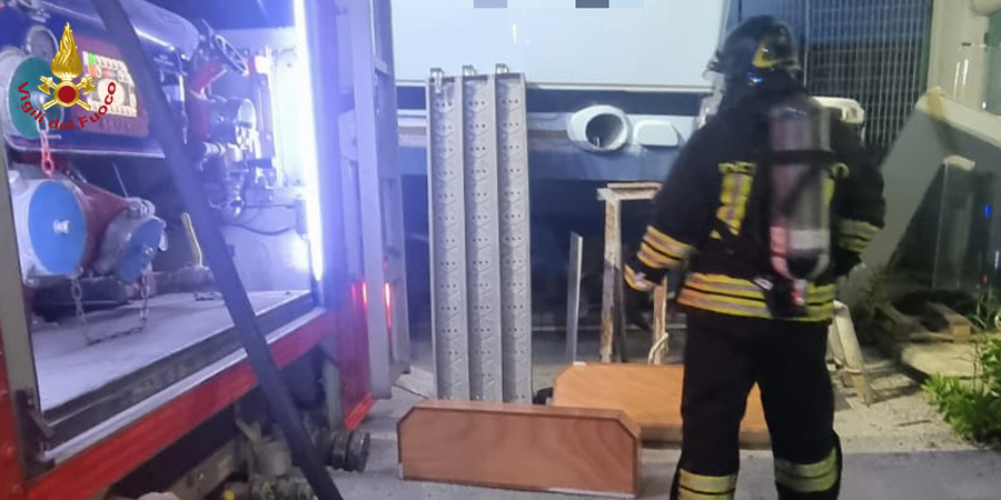 Caserta, incendio capannone