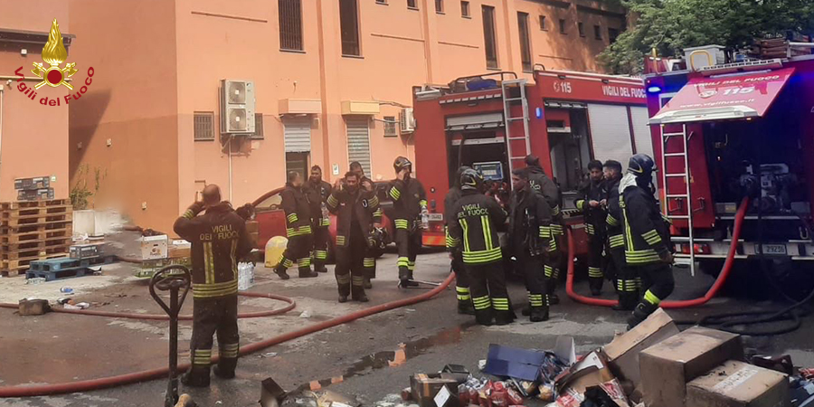 Milano, incendio in magazzino
