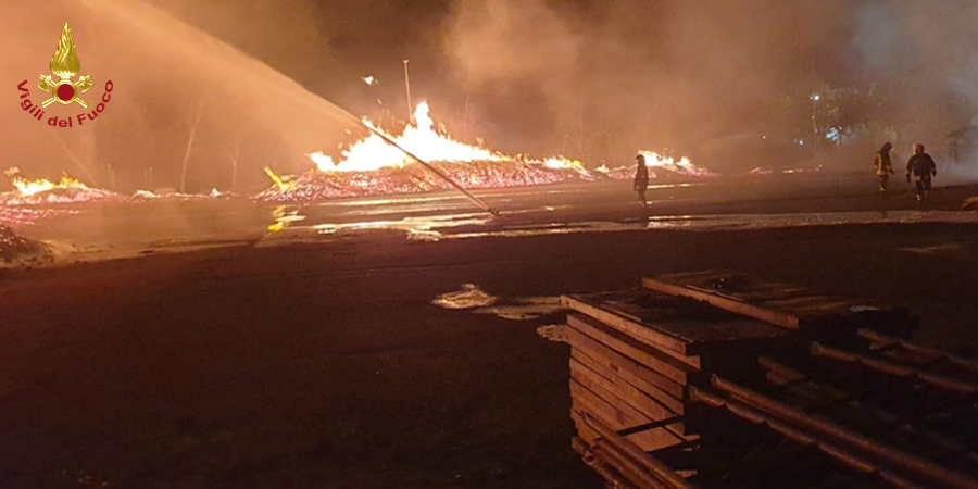 Parma, incendio ditta di bancali in legno