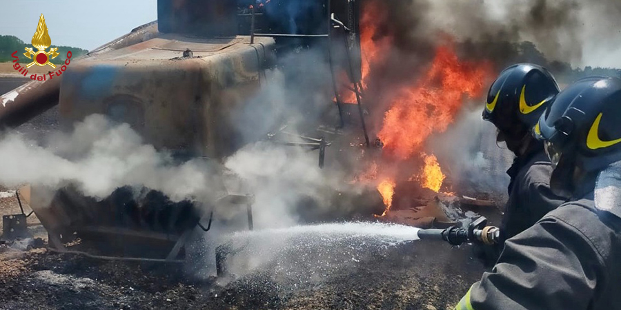 Alessandria, incendio mietitrebbia