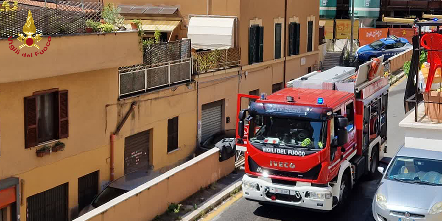 Roma, vasto incendio divampa in un appartamento