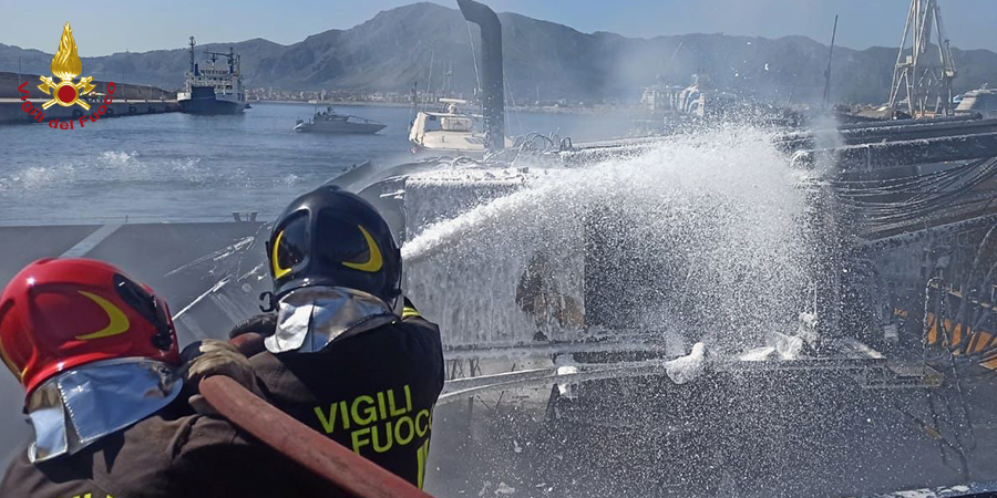 Palermo, incendio battello