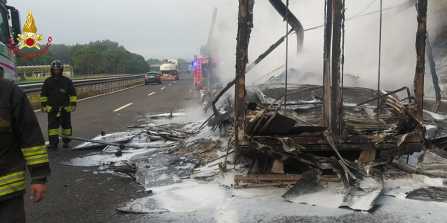 Terni, incendio autoarticolato sulla A1