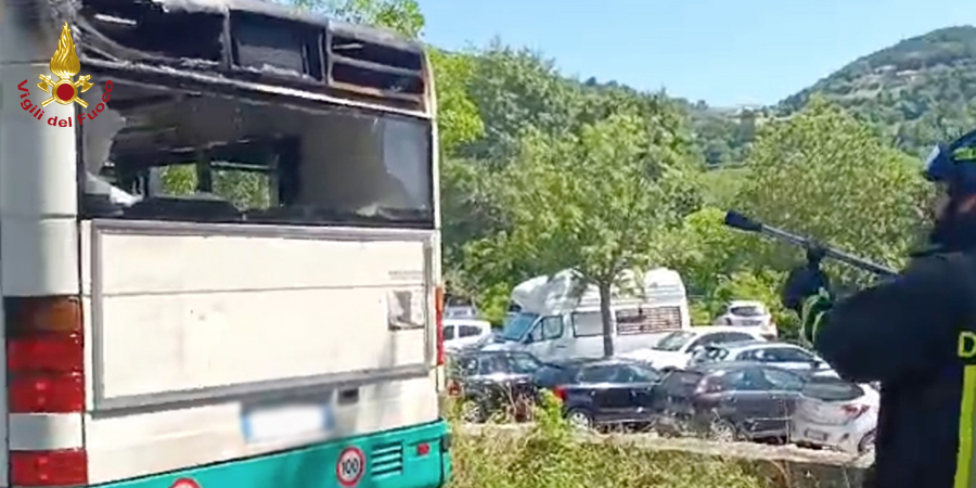 Ancona, incendio autobus a Portonovo