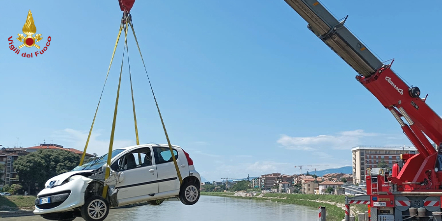 Verona, automobile esce di strada