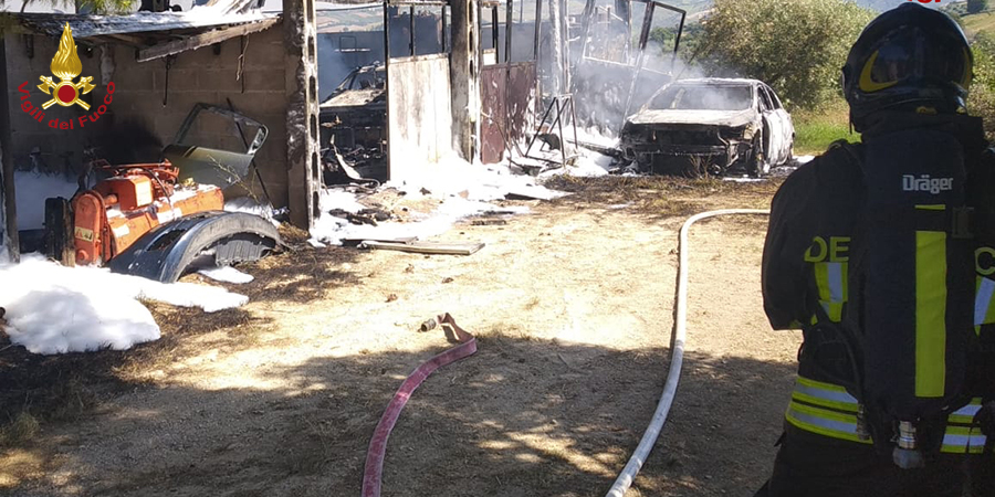 Ascoli Piceno, incendio capannone a Borgo Miriam