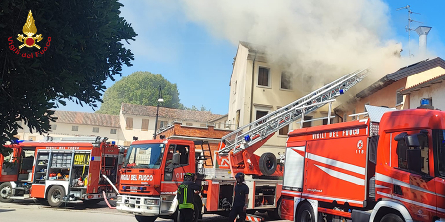 Pordenone, incendio tetto