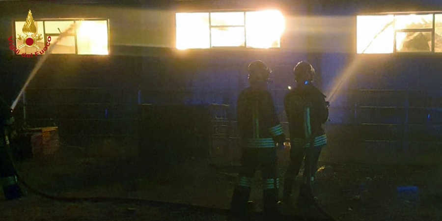 Siena, incendio capannone agricolo