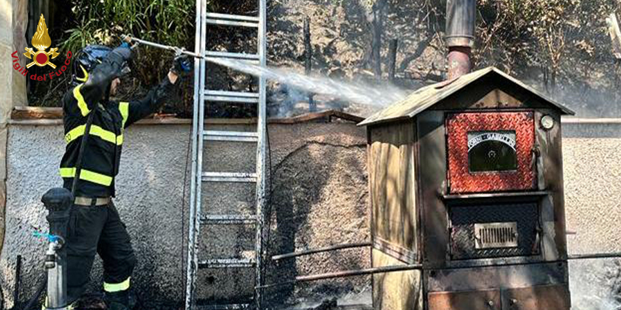 Pesaro Urbino, incendio legnaia