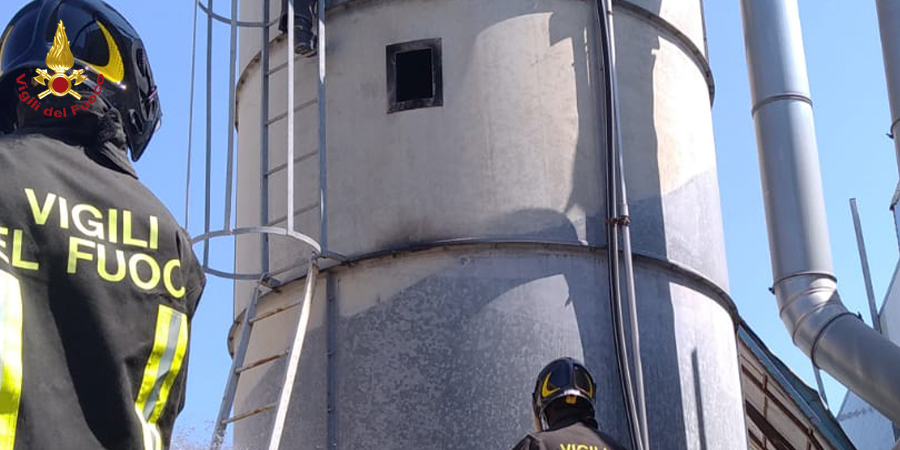 Pesaro Urbino, incendio silos