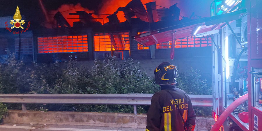 Padova, incendio capannone