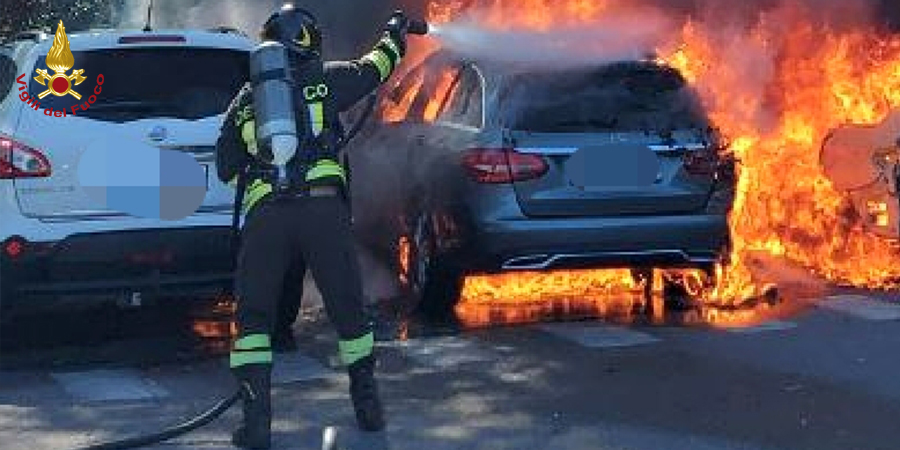 Verona, incendio auto a Peschiera del Garda