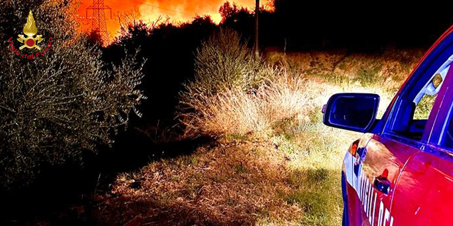 Messina, i Vigili del fuoco impegnati nell'estinzione di incendi di vegetazione