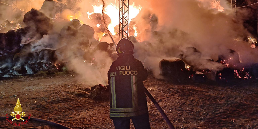 Novara, incendio di fieno e paglia a Castelletto sopra Ticino