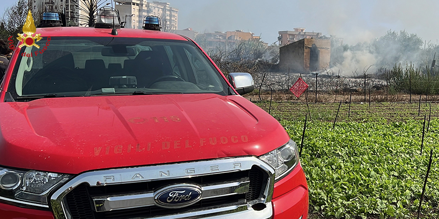 Palermo, incendio canneto