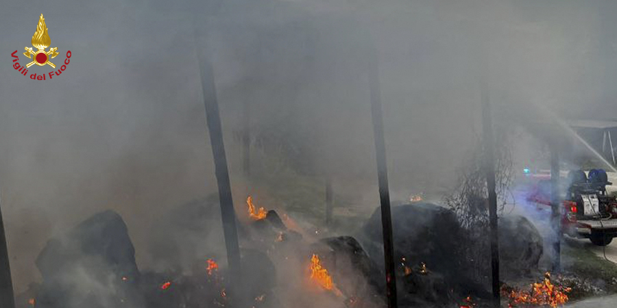 Fermo, incendio rotoballe a Montecamauro