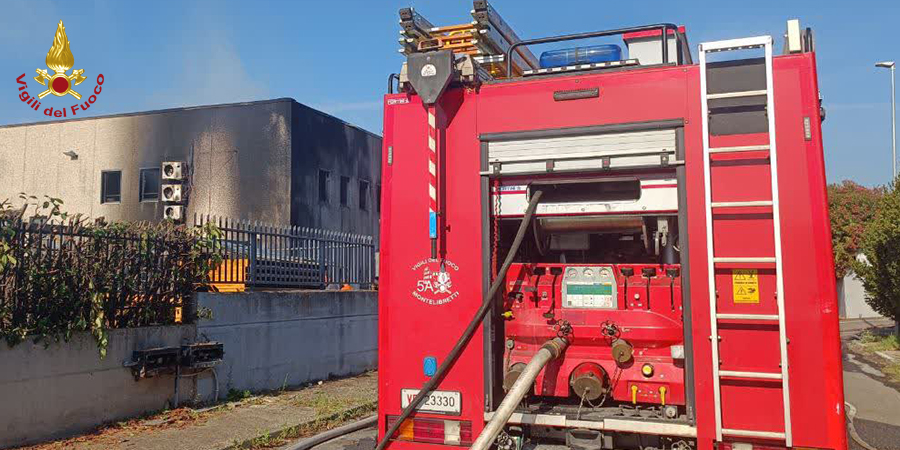 Roma, in fiamme un capannone a Fiano Romano