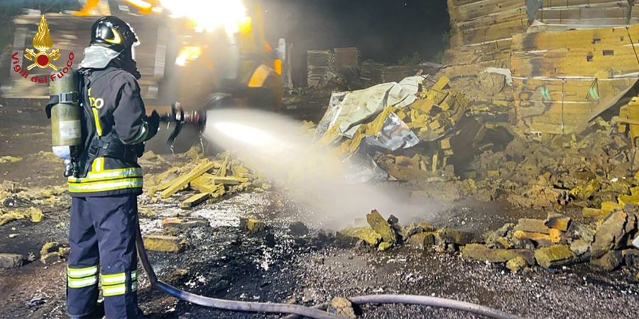 Avellino, in fiamme un deposito a Torre Le Nocelle