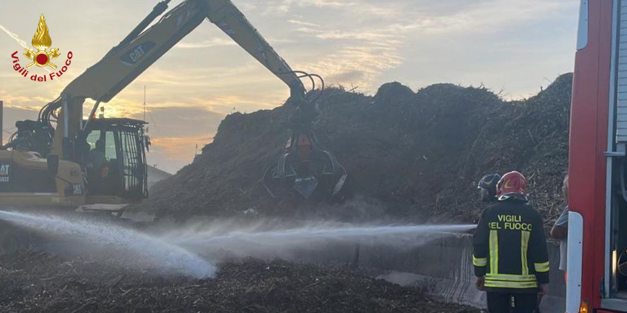 Pesaro Urbino, incendio materiale vegetale