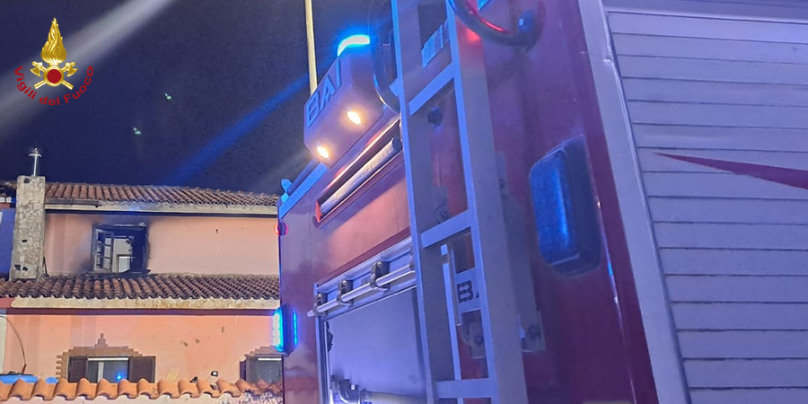 Caserta, incendio divampa in una villetta Caserta, incendio divampa in una villetta