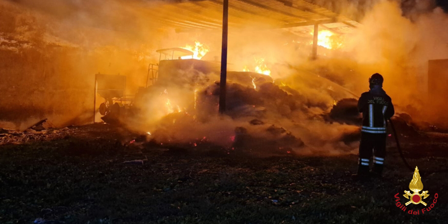 Avellino, incendio deposito agricolo a Bisaccia