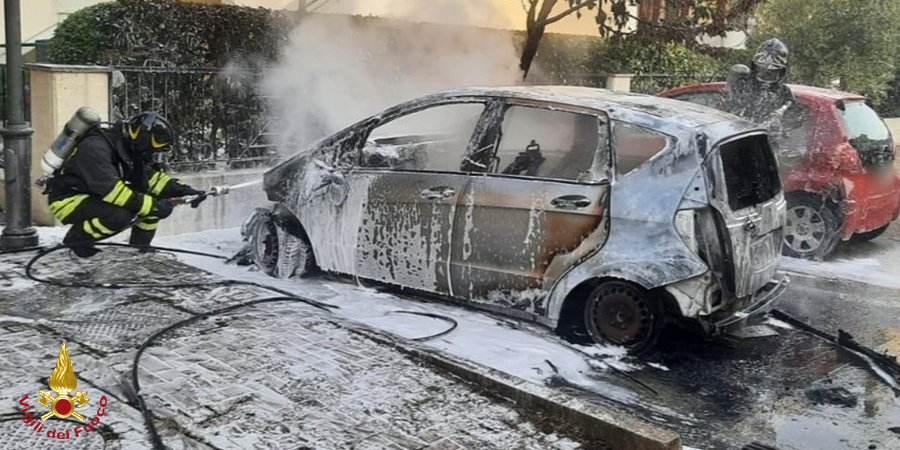 Pesaro Urbino, incendio autovetture