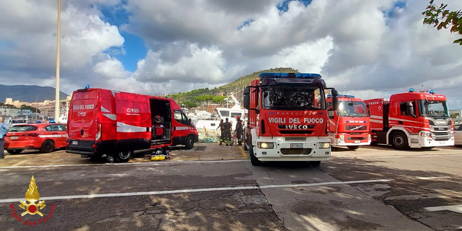 Latina, incendio imbarcazione nel porto di Terracina