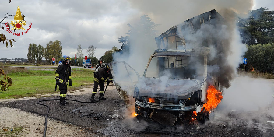 Latina, incendio automezzo ad Aprilia