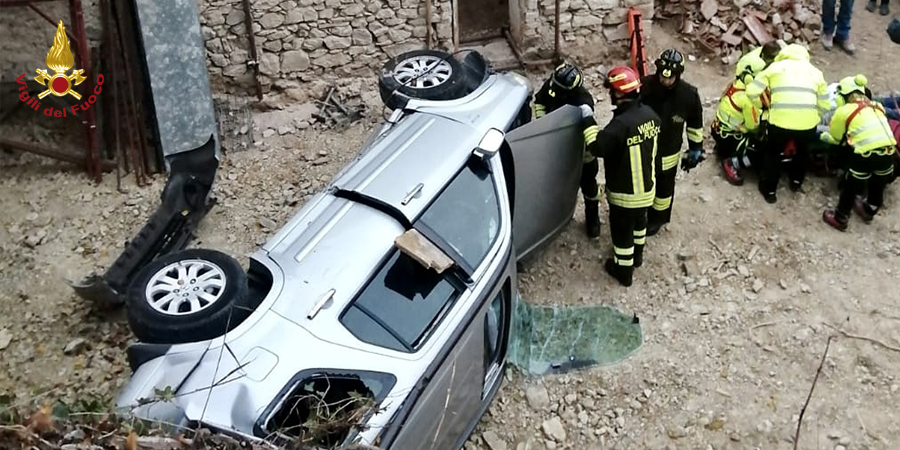 Padova, auto precipita da 8 metri di altezza in un cortile