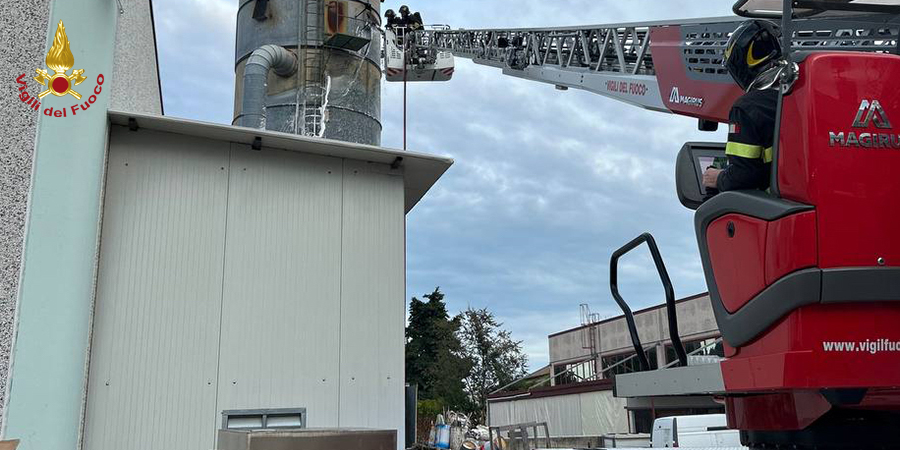 Macerata, incendio silos a Sambucheto Macerata, incendio silos a Sambucheto