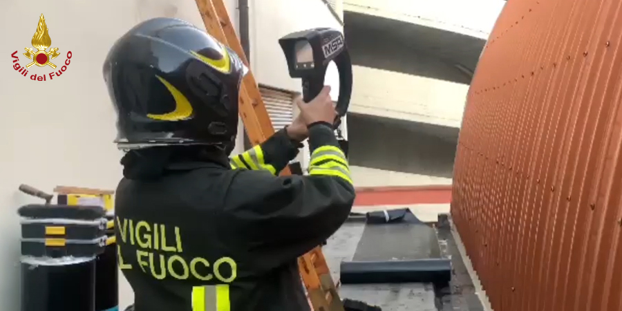 Genova, incendio tetto