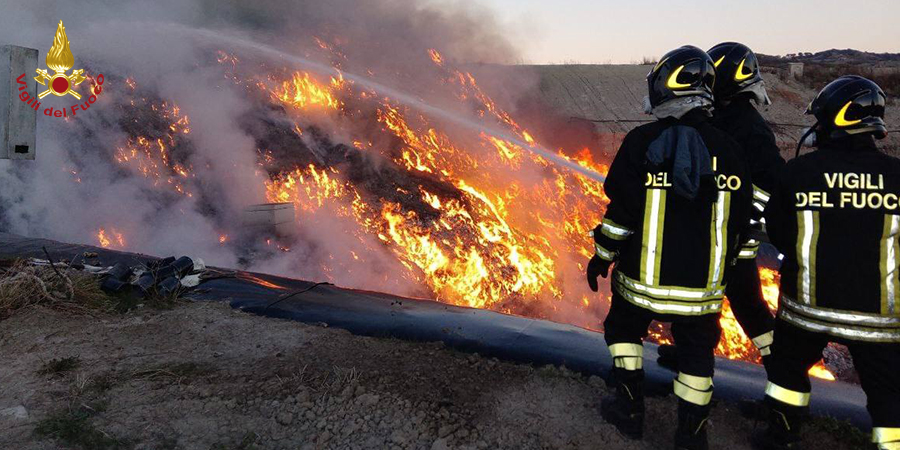 Potenza, incendio discarica a Sant'Arcangelo