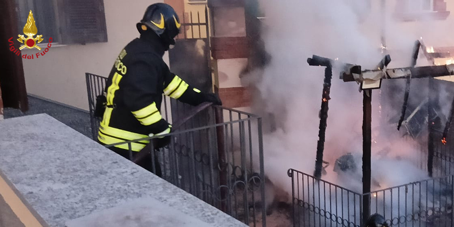 Genova, incendio capanno