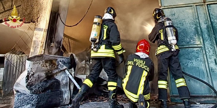 Catania, incendio garage