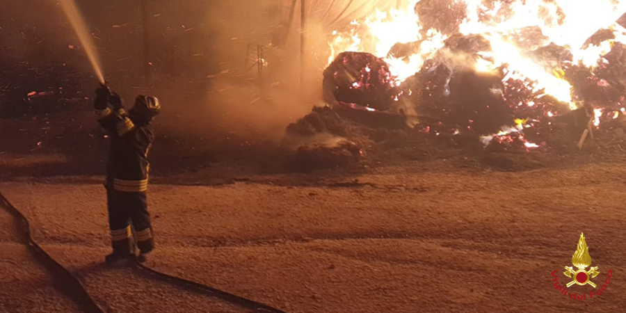 Ancona, incendio in un fienile