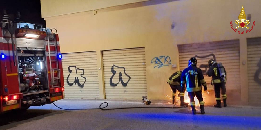 Potenza, incendio nel garage