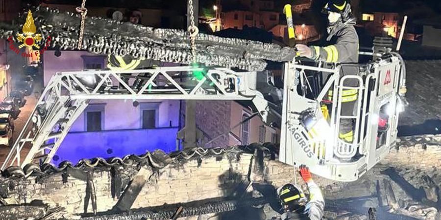 Macerata, incendio tetto Macerata, incendio tetto