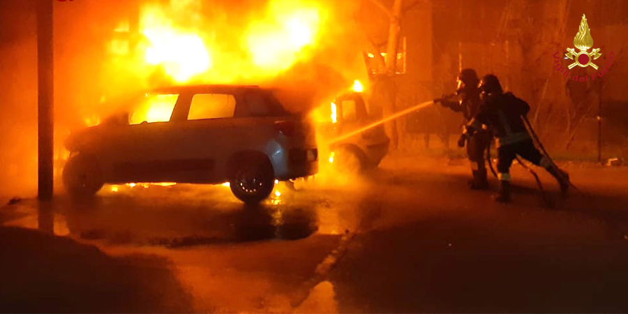 Avellino, tre auto e un camper in fiamme in via Di Capua. Evacuata una palazzina