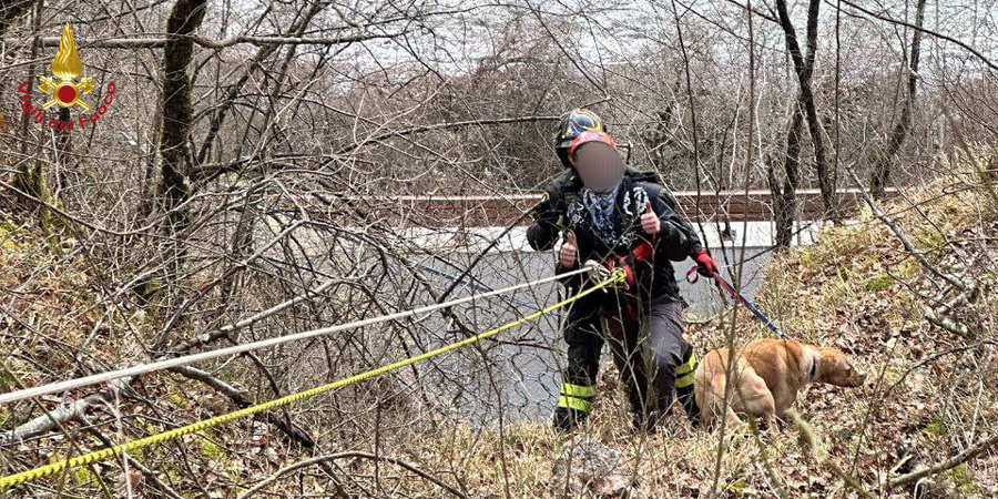 Perugia, un ragazzo finisce con il suo cane in un dirupo lungo il sentiero di S. Rita. Intervengono i Vigili del fuoco