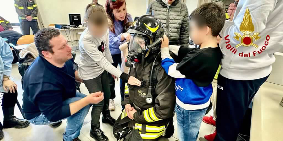 Rimini, bambini e ragazzi non vedenti nei panni dei Vigili del fuoco per un giorno