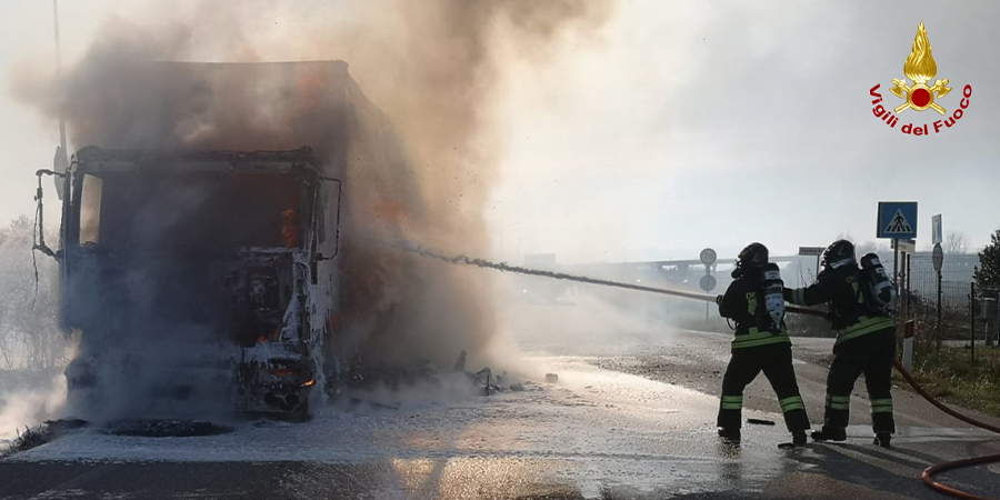 Ancona, camion prende fuoco a Falconara Marittima