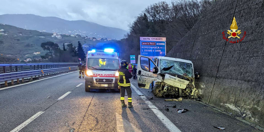 Genova, furgone con otto operai a bordo finisce contro il guardrail in A12