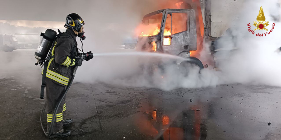 Novara, fiamme distruggono un camion compattatore a Borgoticino